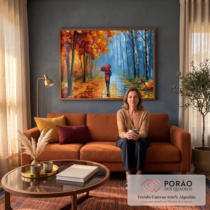 Quadro Decorativo Casal com Guarda-Chuva Vermelho | quadros decorativos para sala de estar | casal caminhando sob guarda-chuva vermelho em floresta de outono com folhas laranja e caminho molhado | em ambiente 3 | Porao dos Quadros