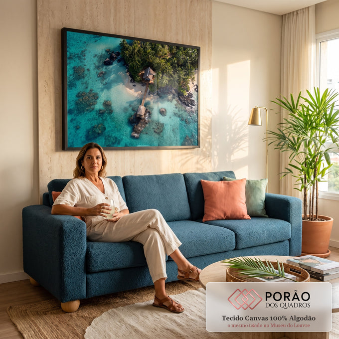 Quadro Decorativo Grande Vista Aérea de Ilha para Sala Azul | quadros decorativos para sala de estar | vista aérea de ilha tropical com cabana de palha, píer de madeira e mar turquesa | em ambiente 3 | Porao dos Quadros