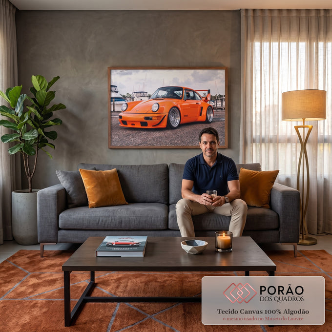 Porsche 911 laranja widebody com rodas raiadas e aerofólio em marina com barcos, quadro decorativo