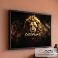 Leão rugindo de juba dourada com a palavra Disciplina em fundo preto com fumaça, quadro decorativo