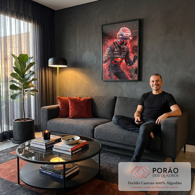 Piloto de Fórmula 1 de capacete comemorando com punhos cerrados entre raios vermelhos, quadro decorativo