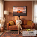 Porsche 911 laranja widebody na estrada à beira d'água sob céu rosado de pôr do sol, quadro decorativo