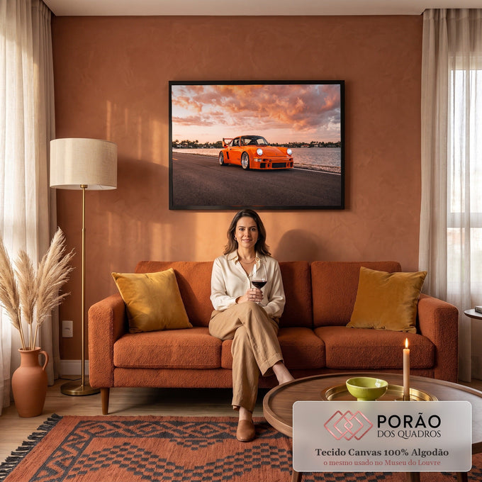 Porsche 911 laranja widebody na estrada à beira d'água sob céu rosado de pôr do sol, quadro decorativo