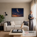 Quadro Decorativo Grande Lua Gigante para Sala Azul | quadros decorativos para sala de estar | lua crescente gigante e planeta com luas sobre céu de pôr do sol alaranjado | em ambiente 3 | Porao dos Quadros