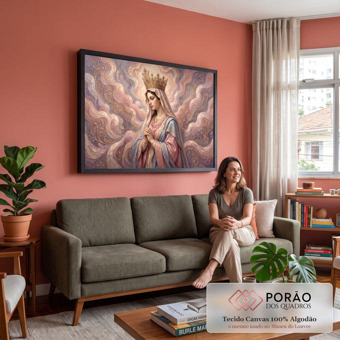 Quadro Decorativo Grande Nossa Senhora Véu para Sala Rosa | quadros decorativos para sala de estar | Nossa Senhora com coroa dourada e mãos em prece sobre fundo rosa abstrato | em ambiente 3 | Porao dos Quadros