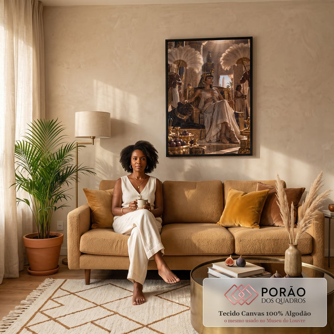 Quadro Decorativo Grande Rainha Egípcia para Sala Dourado | quadros decorativos para sala de estar | rainha egípcia sentada em trono dourado ao lado de uma pantera negra em templo antigo | em ambiente 3 | Porao dos Quadros