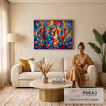 Nossa Senhora abraçando o Menino Jesus, com auréola dourada e flores estilizadas em azul e vermelho, quadro decorativo