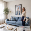 Quadro Decorativo Grande Nossa Senhora de Manto para Sala | quadros decorativos para sala de estar | Nossa Senhora com manto azul e véu branco entre arco de pérolas e nuvens | em ambiente 3 | Porao dos Quadros