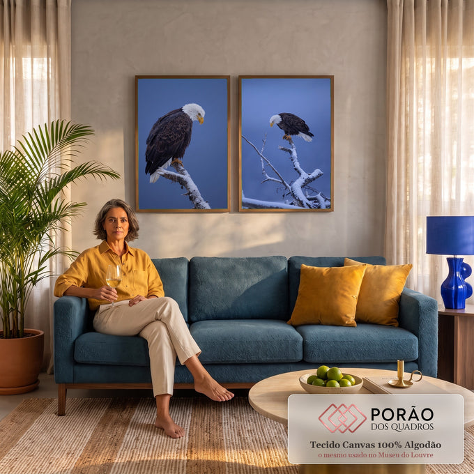 Quadro Decorativo Kit 2 Telas Águia Americana para Sala Azul | quadros decorativos para sala de estar | duas fotos de águia de cabeça branca pousada em galho nevado contra céu azul | em ambiente 3 | Porao dos Quadros