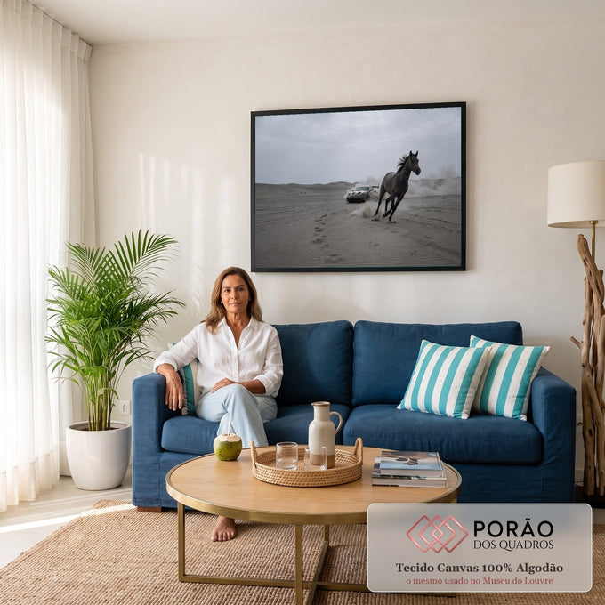 Quadro Decorativo Grande Cavalo Correndo Cinza para Sala | quadros decorativos para sala de estar | cavalo cinza correndo no deserto com carro esportivo derrapando ao fundo | em ambiente 3 | Porao dos Quadros