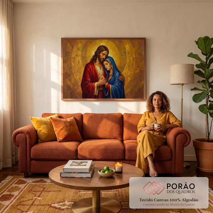 Quadro Decorativo Grande Jesus e Maria Dourado para Sala | quadros decorativos para sala de estar | Jesus e Maria abraçados com mãos entrelaçadas sobre fundo dourado em mosaico | em ambiente 3 | Porao dos Quadros