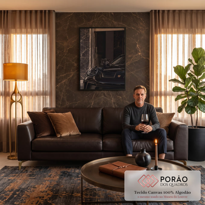 Filhote de pantera negra sobre capô de Porsche preto diante de parede de mármore escuro, quadro decorativo