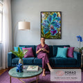 Orquídea turquesa com manchas roxas, pétalas onduladas e gotas de orvalho em jardim, quadro decorativo