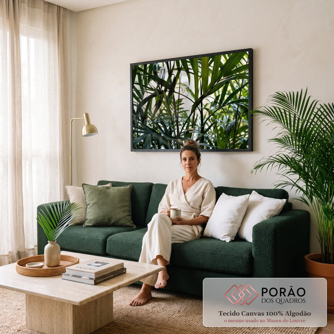 Folhas finas de palmeira verde em contraluz com fundo claro, fotografia botânica, quadro decorativo
