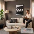 Mulher de óculos escuros na janela de carro clássico, vista de dentro, preto e branco, quadro decorativo