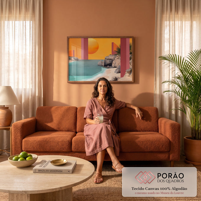 Praia de mar turquesa com falésias, palmeira e sol laranja entre colunas rosa geométricas, quadro decorativo