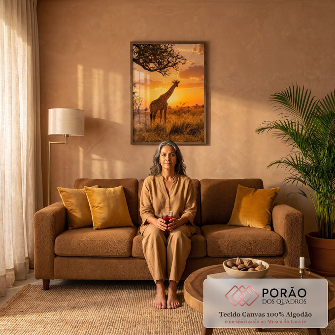 Girafa em silhueta ao pôr do sol na savana africana, céu laranja e árvore, quadro decorativo