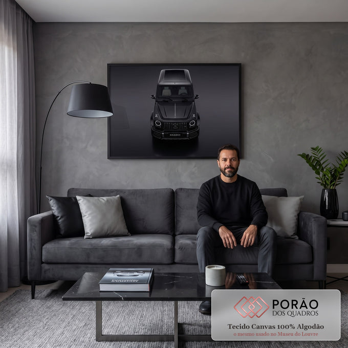 Quadro Decorativo Grande SUV Visto de Cima para Sala Preto | quadros decorativos para sala de estar | SUV preto fosco visto de cima com faróis redondos acesos em fundo escuro | em ambiente 3 | Porao dos Quadros