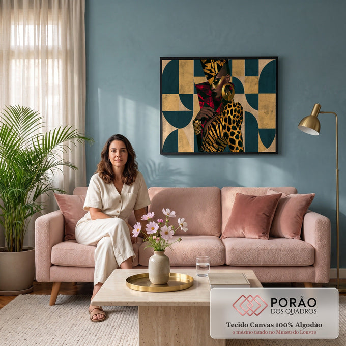 Mulher negra de perfil com turbante geométrico dourado, brinco de argola e estampa onça, quadro decorativo