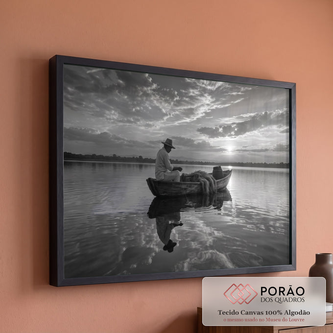 Quadro Decorativo Grande Pescador em Barco para Sala Preto | quadros decorativos para sala de estar | pescador sentado em barco de madeira ao pôr do sol, preto e branco com reflexo na água | em ambiente 3 | Porao dos Quadros