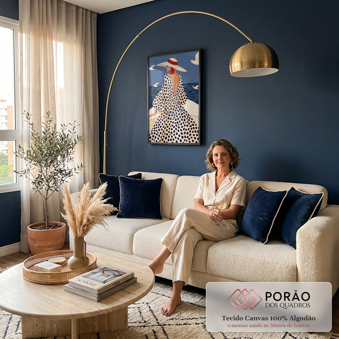 Quadro Decorativo Grande Mulher de Chapéu Bege para Sala | quadros decorativos para sala de estar | mulher de costas com chapéu vermelho e vestido de poá diante do mar com gaivotas | em ambiente 3 | Porao dos Quadros