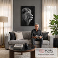 Quadro Decorativo Grande Leão em Perfil para Sala Preto | quadros decorativos para sala de estar | leão de perfil em preto e branco com juba volumosa sobre fundo escuro | em ambiente 3 | Porao dos Quadros