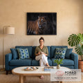 Tigre de Sumatra de pelagem laranja e olhos verdes em fundo escuro de rocha, fotografia, quadro decorativo
