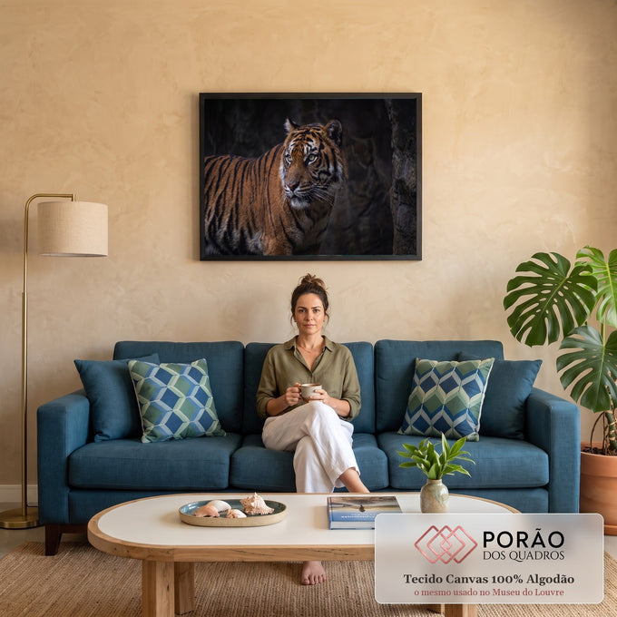 Tigre de Sumatra de pelagem laranja e olhos verdes em fundo escuro de rocha, fotografia, quadro decorativo