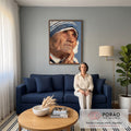 Quadro Decorativo Madre Teresa de Calcuta em Oração Pintura | quadros decorativos para sala de estar | retrato pintado de mulher idosa com véu azul e branco olhando para cima em pintura a óleo | em ambiente 3 | Porao dos Quadros