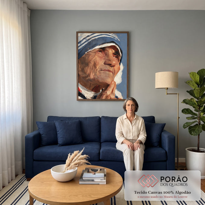Quadro Decorativo Madre Teresa de Calcuta em Oração Pintura | quadros decorativos para sala de estar | retrato pintado de mulher idosa com véu azul e branco olhando para cima em pintura a óleo | em ambiente 3 | Porao dos Quadros