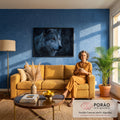 Retrato em close de lobo cinzento com olhos âmbar sobre fundo azul escuro, quadro decorativo