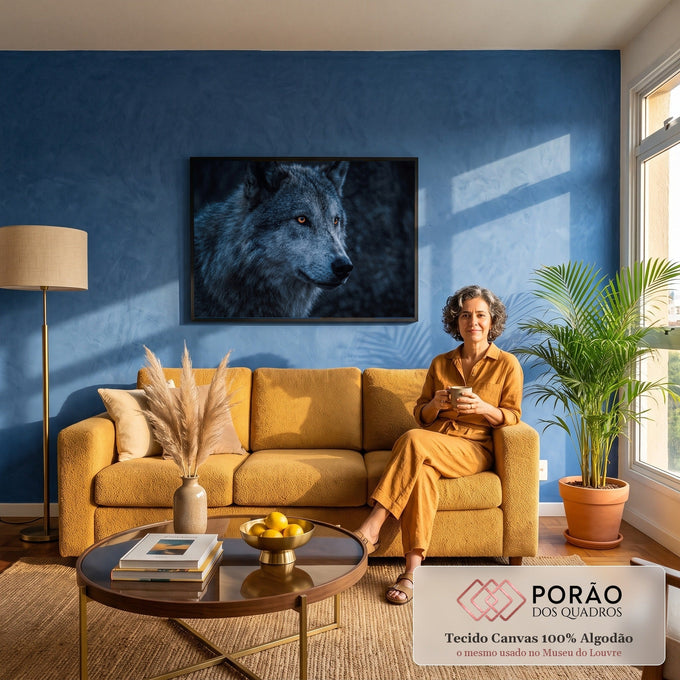 Retrato em close de lobo cinzento com olhos âmbar sobre fundo azul escuro, quadro decorativo