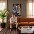 Fotografia de tigre siberiano em close com olhos âmbar, pelagem laranja e listras pretas, quadro decorativo