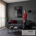 Figura de capa vermelha caminhando junto a parede curva de concreto em ambiente escuro, quadro decorativo