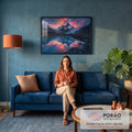 Quadro Decorativo Grande Montanha Nevada para Sala Laranja | quadros decorativos para sala de estar | montanha nevada com geleira azul, céu laranja ao pôr do sol refletido em lago | em ambiente 3 | Porao dos Quadros