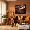 Quadro Decorativo Grande Posto Abandonado para Sala Laranja | quadros decorativos para sala de estar | posto de gasolina abandonado em paisagem desértica sob céu de pôr do sol dramático | em ambiente 3 | Porao dos Quadros