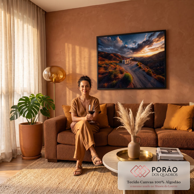 Quadro Decorativo Grande Posto Abandonado para Sala Laranja | quadros decorativos para sala de estar | posto de gasolina abandonado em paisagem desértica sob céu de pôr do sol dramático | em ambiente 3 | Porao dos Quadros