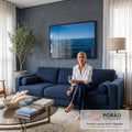 Quadro Decorativo Grande Mar Profundo com Céu para Sala Azul | quadros decorativos | mar azul profundo com ondas suaves sob céu limpo no horizonte | em ambiente 2 | Porao dos Quadros