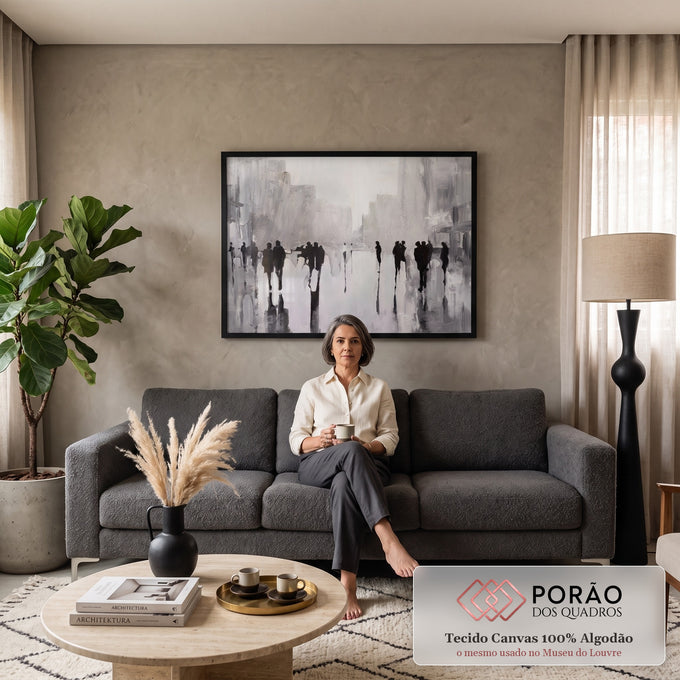 Quadro Decorativo Grande Silhuetas Urbanas para Sala Preto | quadros decorativos para sala de estar | silhuetas pretas de pessoas caminhando em avenida cinza com prédios borrados | em ambiente 3 | Porao dos Quadros