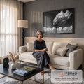Árvore solitária com copa em movimento pelo vento, céu escuro e nuvens em preto e branco, quadro decorativo