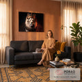 Leão de juba clara com coroa dourada e rubis vermelhos sobre fundo escuro, quadro decorativo
