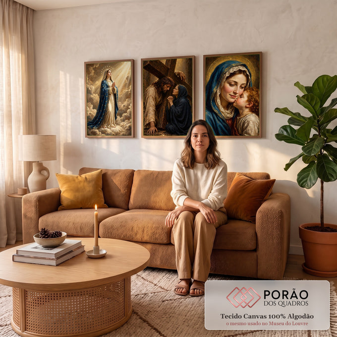 Quadro Decorativo Kit 3 Telas Religioso para Sala Azul | quadros decorativos para sala de estar | tríptico religioso com Nossa Senhora, Jesus carregando a cruz e Madona com menino | em ambiente 3 | Porao dos Quadros