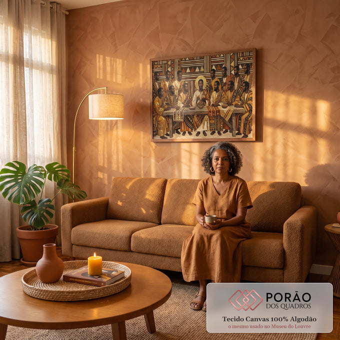 Quadro Decorativo Grande Santa Ceia Sala para Sala Dourado | quadros decorativos para sala de estar | releitura da Última Ceia com figuras negras em trajes africanos dourados e terracota | em ambiente 3 | Porao dos Quadros