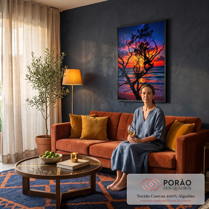 Quadro Decorativo Grande Árvore Silhueta para Sala Laranja | quadros decorativos para sala de estar | árvore em silhueta contra pôr do sol laranja e céu estrelado sobre o mar | em ambiente 3 | Porao dos Quadros