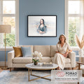 Quadro Decorativo Grande Mona Lisa Azul para Sala | quadros decorativos para sala de estar | Mona Lisa em aquarela com fundo de montanhas azuis e bege | em ambiente 3 | Porao dos Quadros