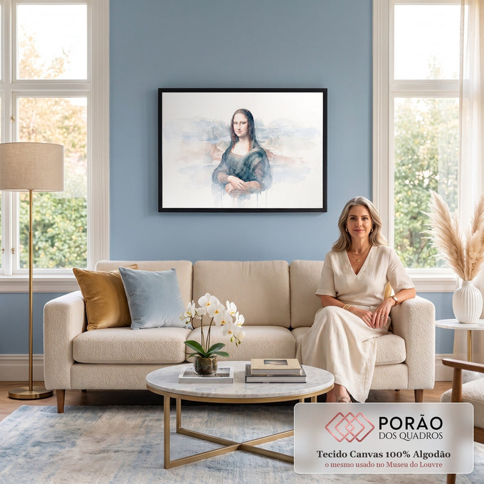 Quadro Decorativo Grande Mona Lisa Azul para Sala | quadros decorativos para sala de estar | Mona Lisa em aquarela com fundo de montanhas azuis e bege | em ambiente 3 | Porao dos Quadros