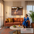 Cavalo branco galopando em picadeiro de areia com poeira dourada ao pôr do sol, quadro decorativo