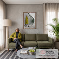 Mulher de casaco verde e chapéu cônico diante de postes refletidos na água em neblina, quadro decorativo