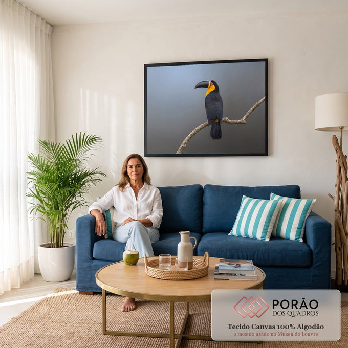 Tucano preto de garganta amarela pousado em galho seco sobre fundo cinza-azulado, quadro decorativo