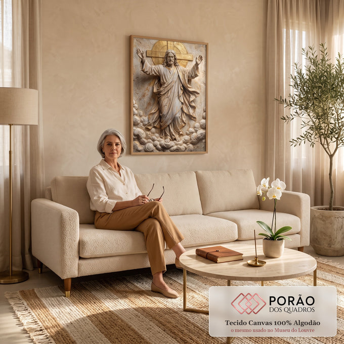 Quadro Decorativo Grande Jesus Cristo Cruz Dourada para Sala | quadros decorativos para sala de estar | Jesus Cristo em relevo bege e dourado com braços abertos diante de uma cruz | em ambiente 3 | Porao dos Quadros